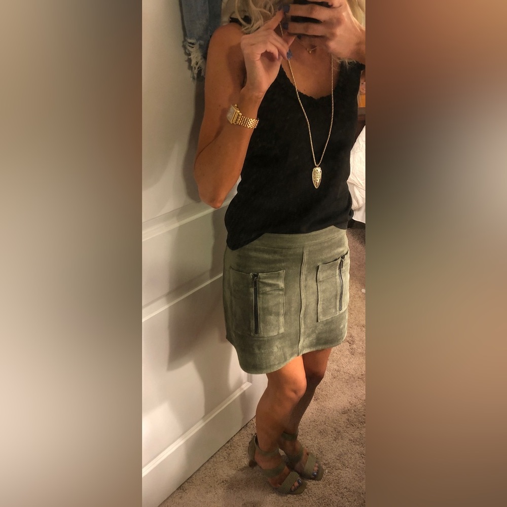 🔥BCBGMAXAZRIA Green Faux Suede Mini Skirt - Size: XXS